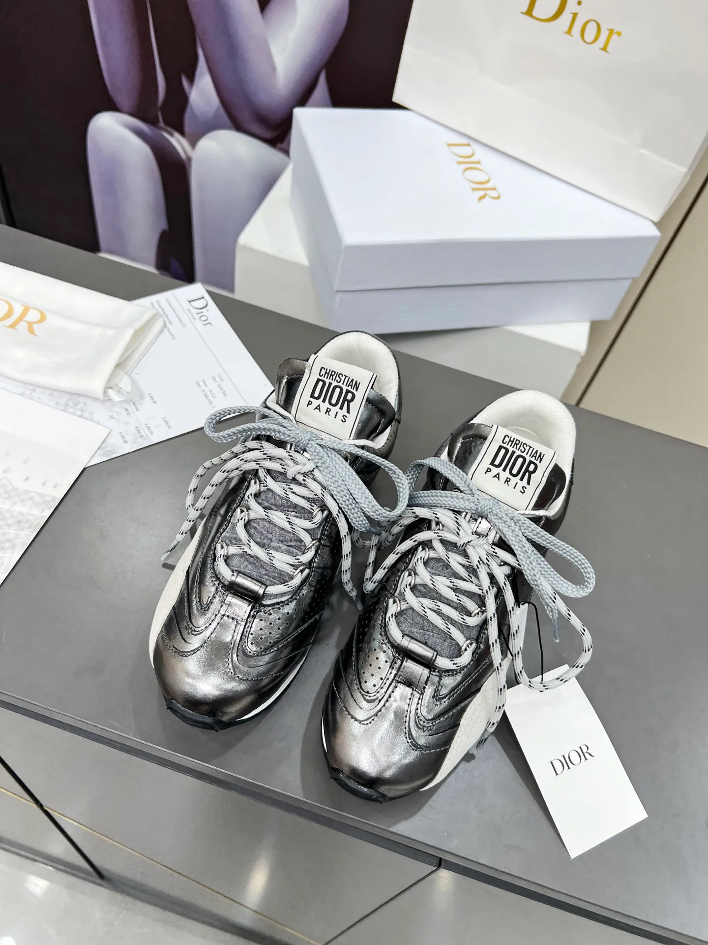 These silver men's shoes 💰580 D-Sketch sneakers are a new product of the 2025 spring and summer ready-to-wear series❤️‍🔥❤️‍🔥❤️‍🔥❤️‍🔥, highlighting the classic retro aesthetics. Crafted from gold-toned crinkled sheepskin and gold-toned laminated calfskin 🌹🌹🌹, it features beige suede calfskin panels and double laces. The side is decorated with a handwritten Christian Dior Men's Shoes 💰aris logo🎆🎆🎆, while the heel and tongue are embellished with Christian Dior Men's Shoes 💰aris logo panels and plaques. Paired with two-color thin rubber soles, they look more refined. Size: 35~41 (men’s model is currently available). Color: black, white, gold, silver.